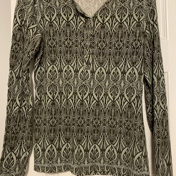 CAbi Tops - Cabi stretch long sleeve